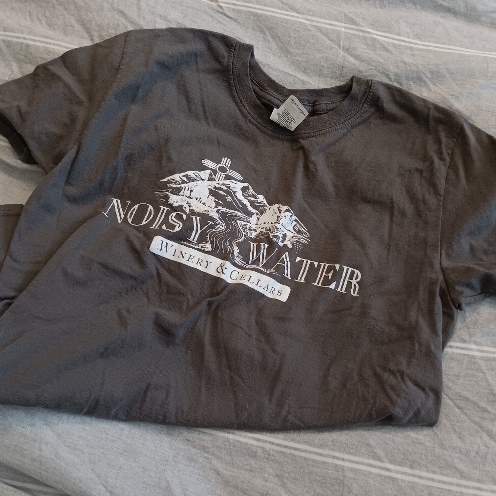 Women's noisy water winery tee